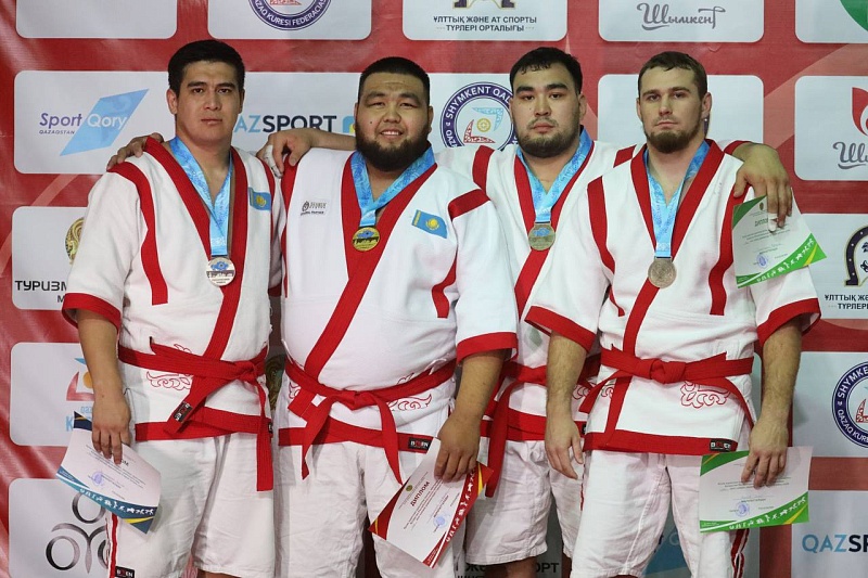 Қазақ күресінен ересектер арасындағы ҚРЧ: Бірінші жарыс күнінің үздіктері анықталды