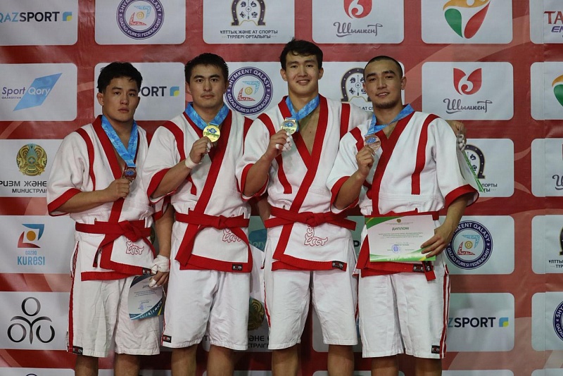 Қазақ күресінен ересектер арасындағы ҚРЧ: Екінші жарыс күнінің үздіктері анықталды